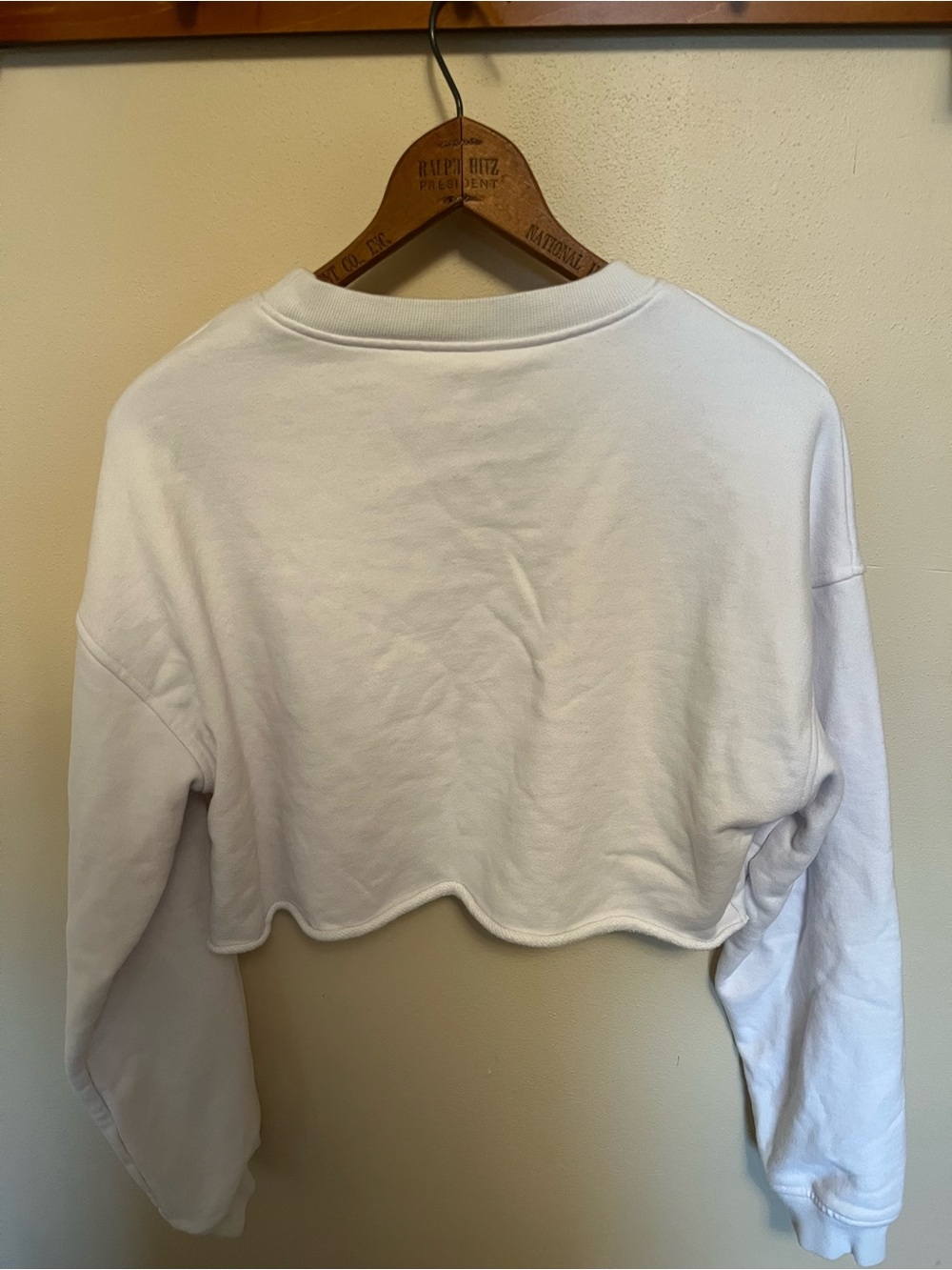 Alo Embossed Logo White Crewneck Sweatshirt Cropped - Picture 5 of 5